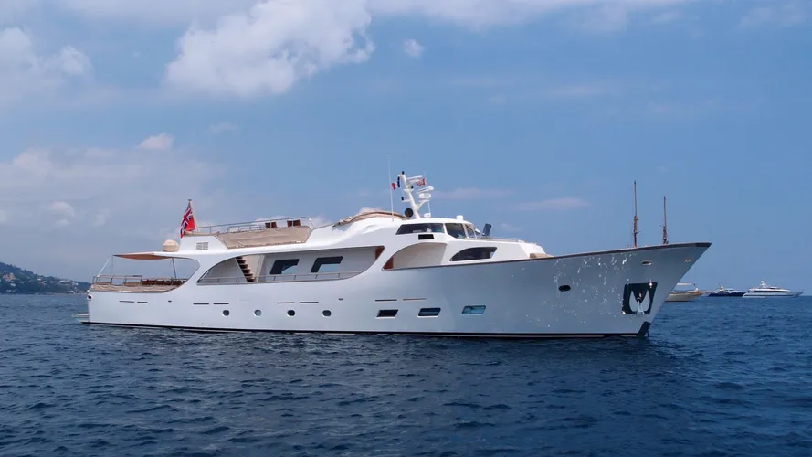 洋書 THE WORLD'S MOST EXTRAORDINARY YACHTS This New 164-Foot Superyacht Features the Largest Sundeck in